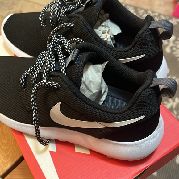 Brand new Nike Roshe One sneakers! - Picture 2 of 7